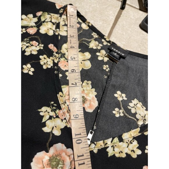 Torrid Floral V-Neck front Zip Up Down Kimono & Poncho Cape Size 4 - Picture 11 of 14